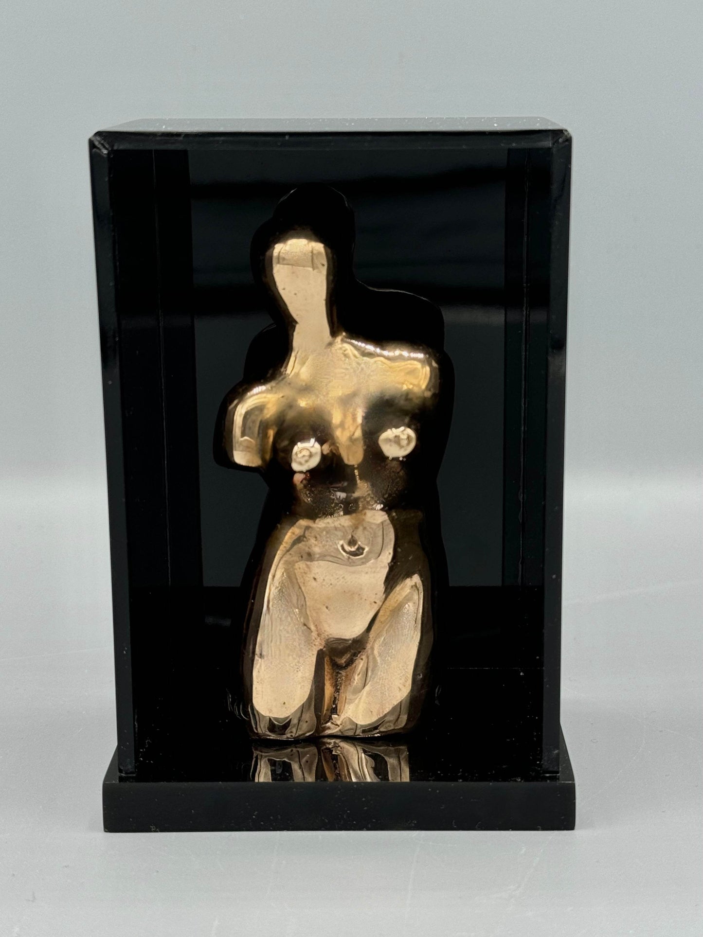 Man Ray
Vierge apprivoisée/Let me out), 1969
Ready-Made sculpture cast in Bronze contained in original black plexiglass box, another view 