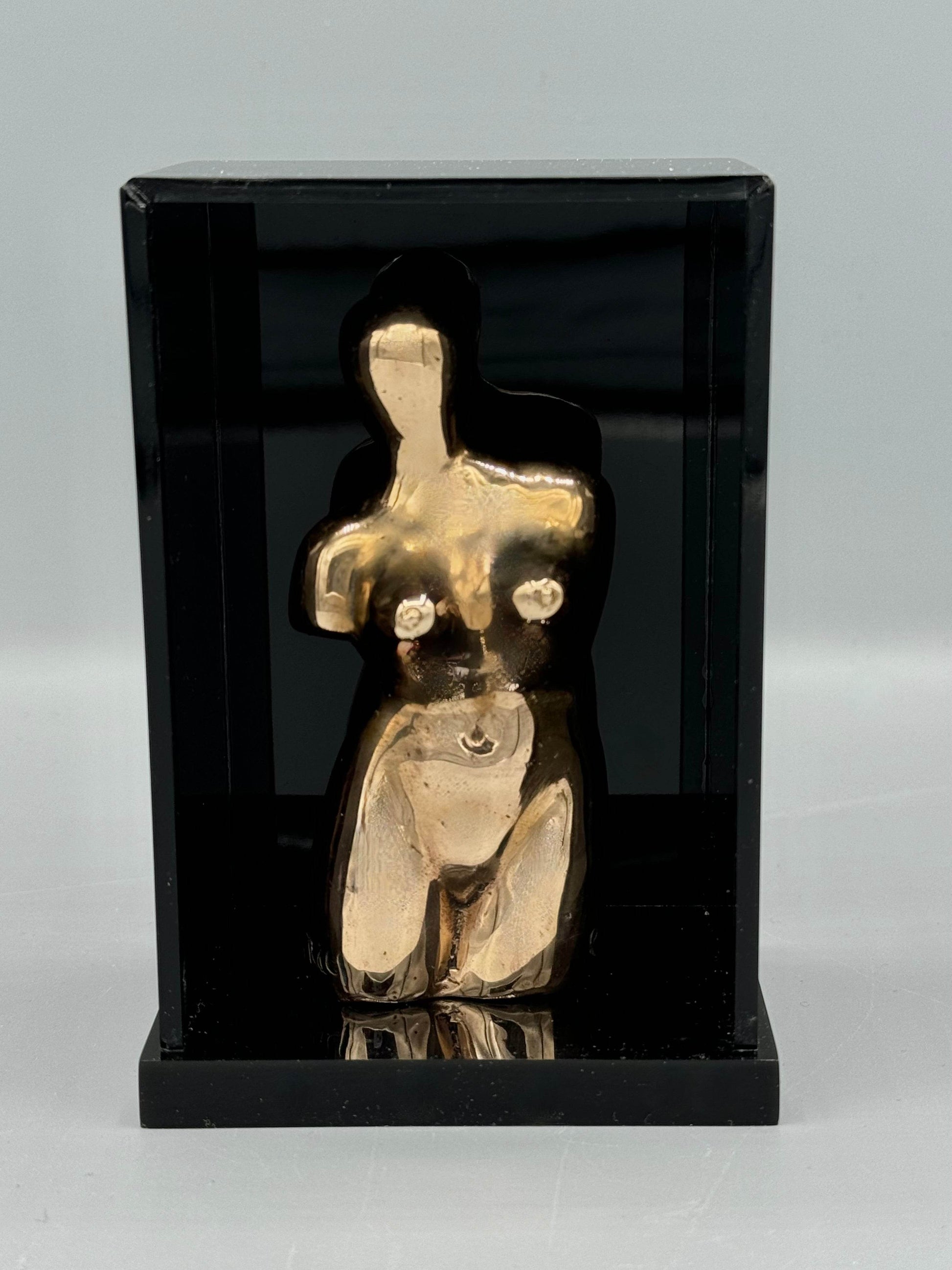 Man Ray
Vierge apprivoisée/Let me out), 1969
Ready-Made sculpture cast in Bronze contained in original black plexiglass box, another view 