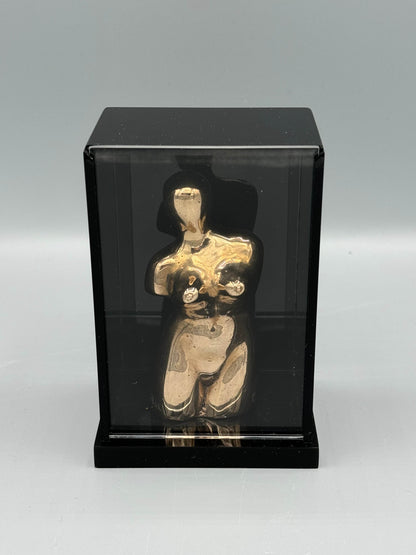 Man Ray
Vierge apprivoisée/Let me out), 1969
bronze Ready-Made original black plexiglass box 
