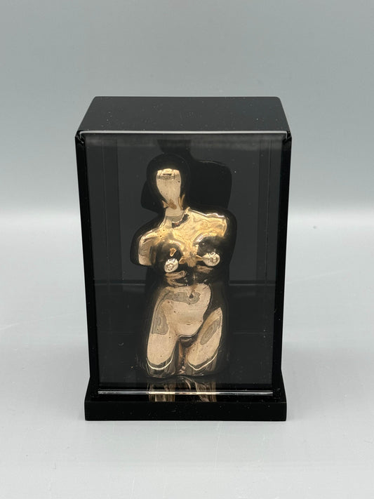 Man Ray
Vierge apprivoisée/Let me out), 1969
bronze Ready-Made original black plexiglass box 